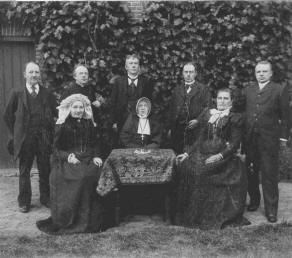 weeshuis.12 de famlie Verkuijlen met Zr. Ma. Antonia.jpg